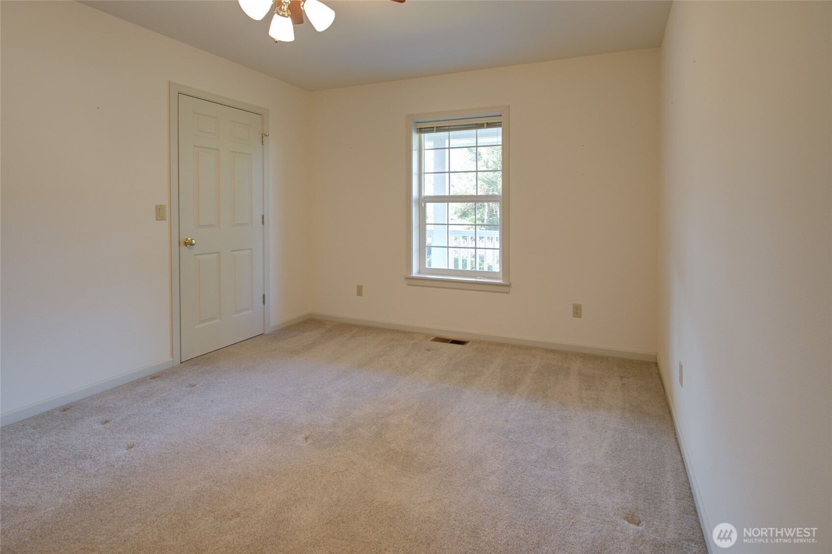 646 Woodland Loop Property Photo 18