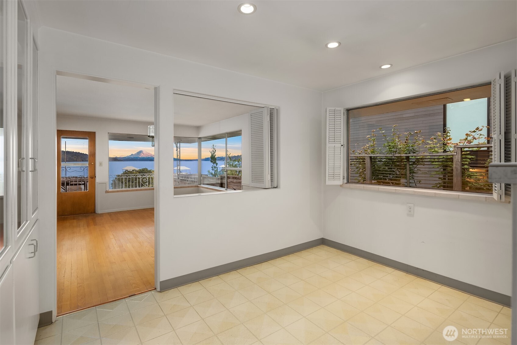 16526 Shore Drive Property Photo 13