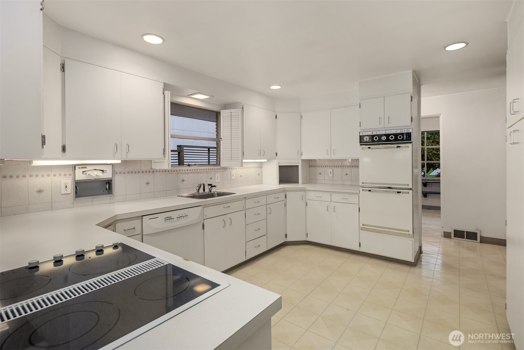 16526 Shore Drive Property Photo 14