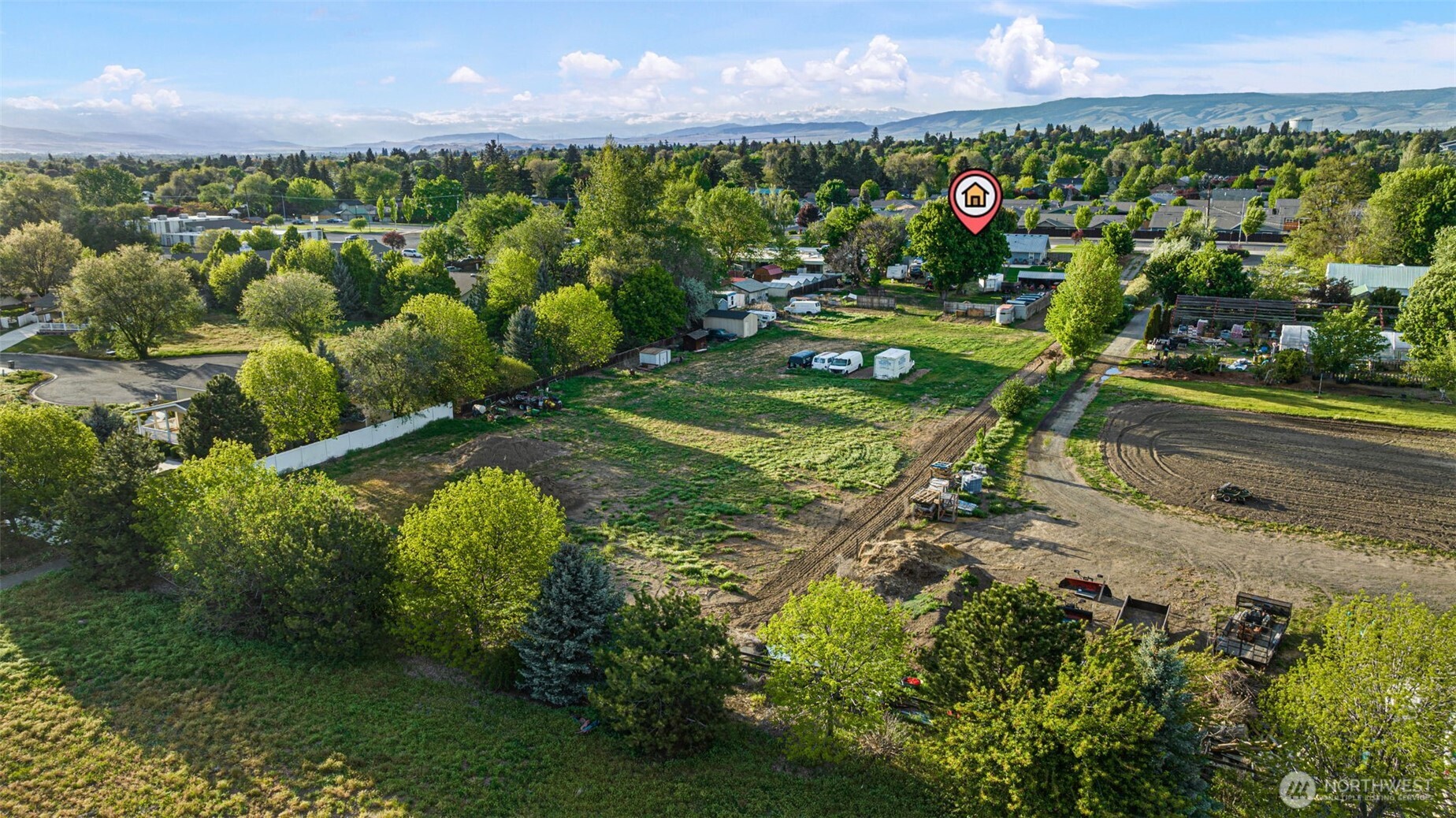 1110 E Mountain View Avenue Property Photo 4