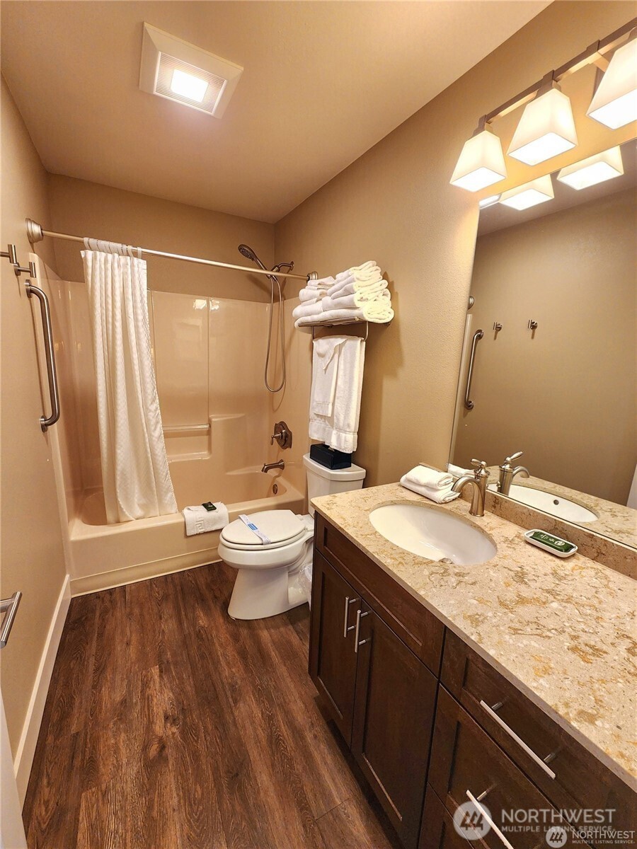 1 Lakeside 714-o Property Photo 12