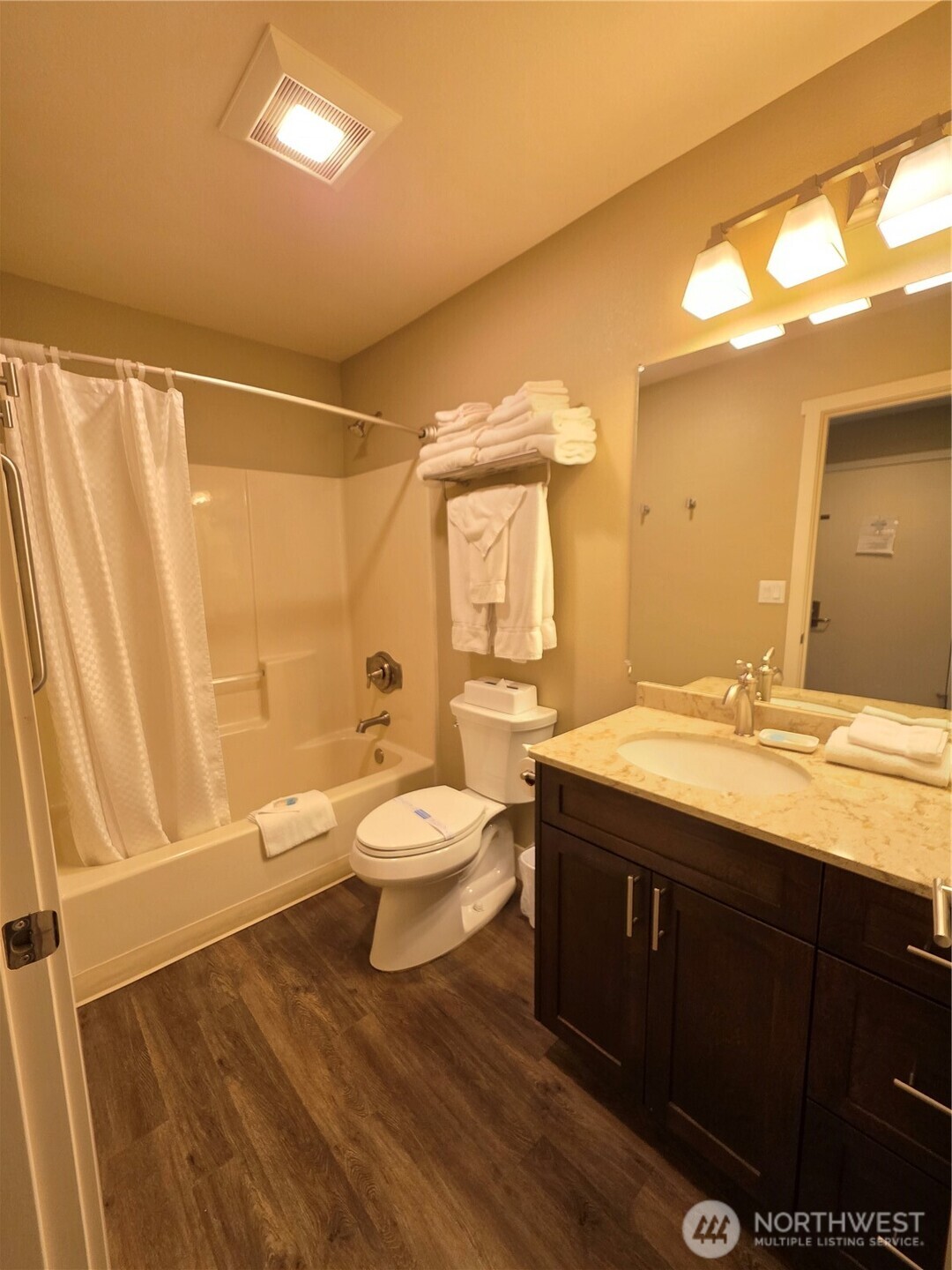 1 Lakeside 702-g Property Photo 13