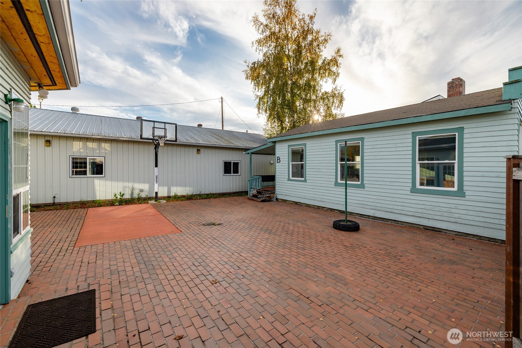 225 N Walnut Street Property Photo 4