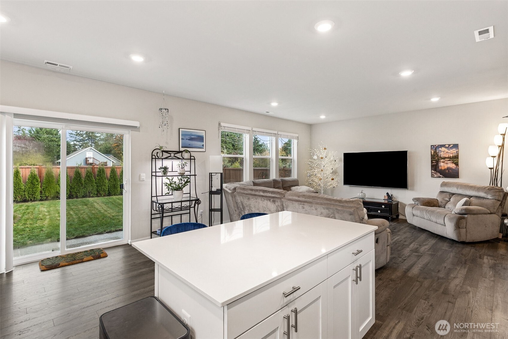 4221 Savannah Loop Property Photo 3