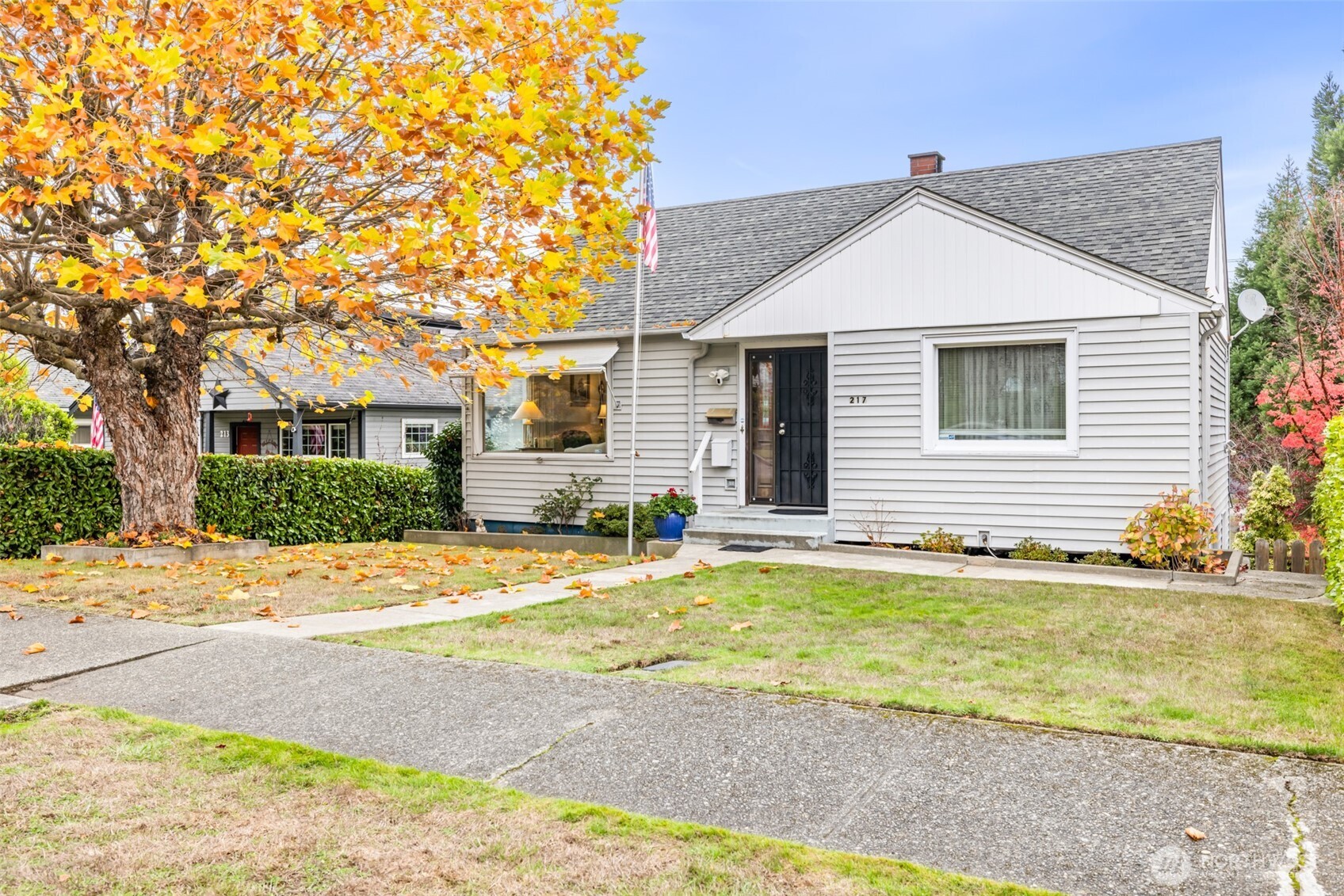 217 E 10th Street Property Photo 1