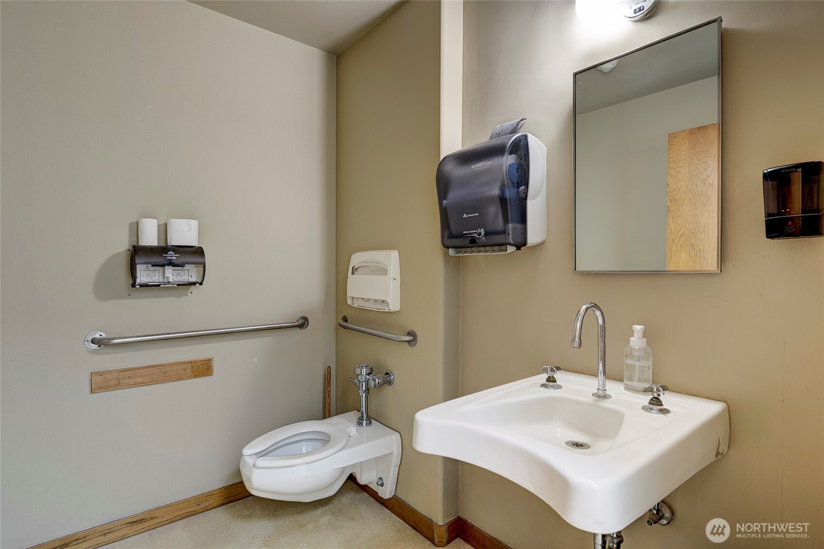 275 Se Pioneer Way 100 Property Photo 16