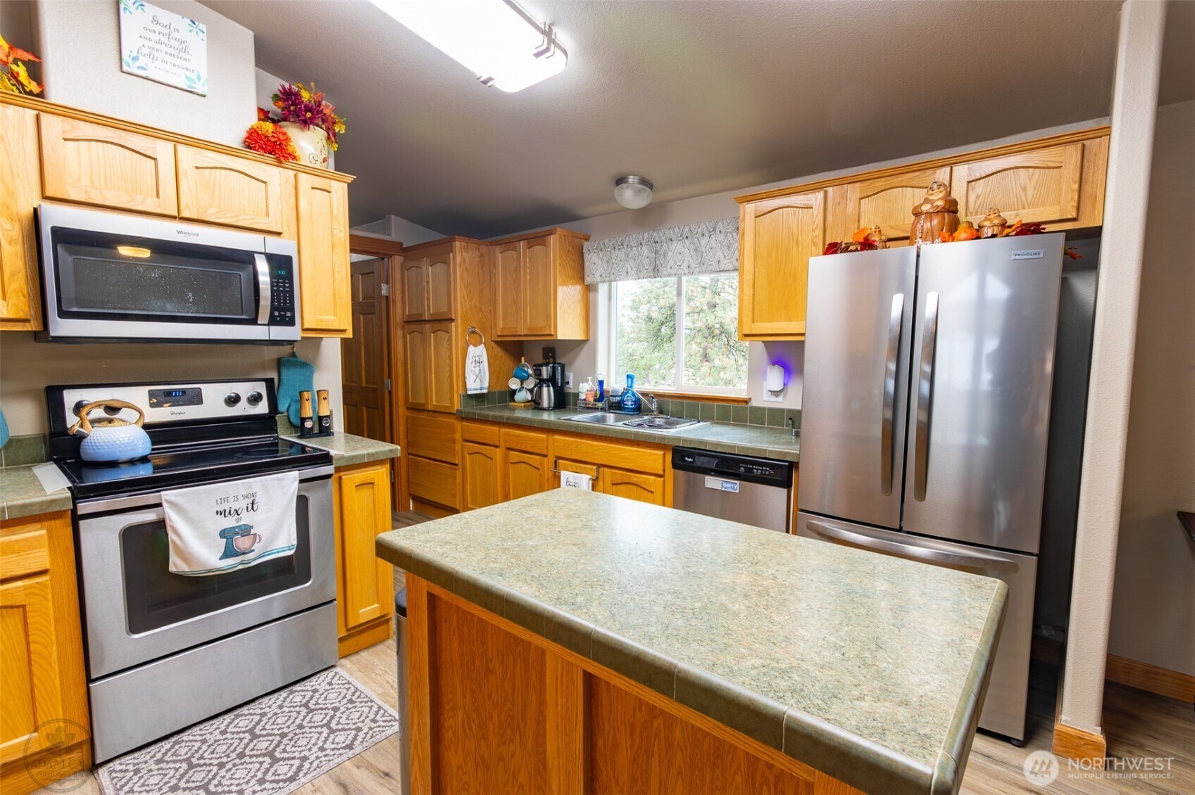 182 Point Drive Property Photo 8