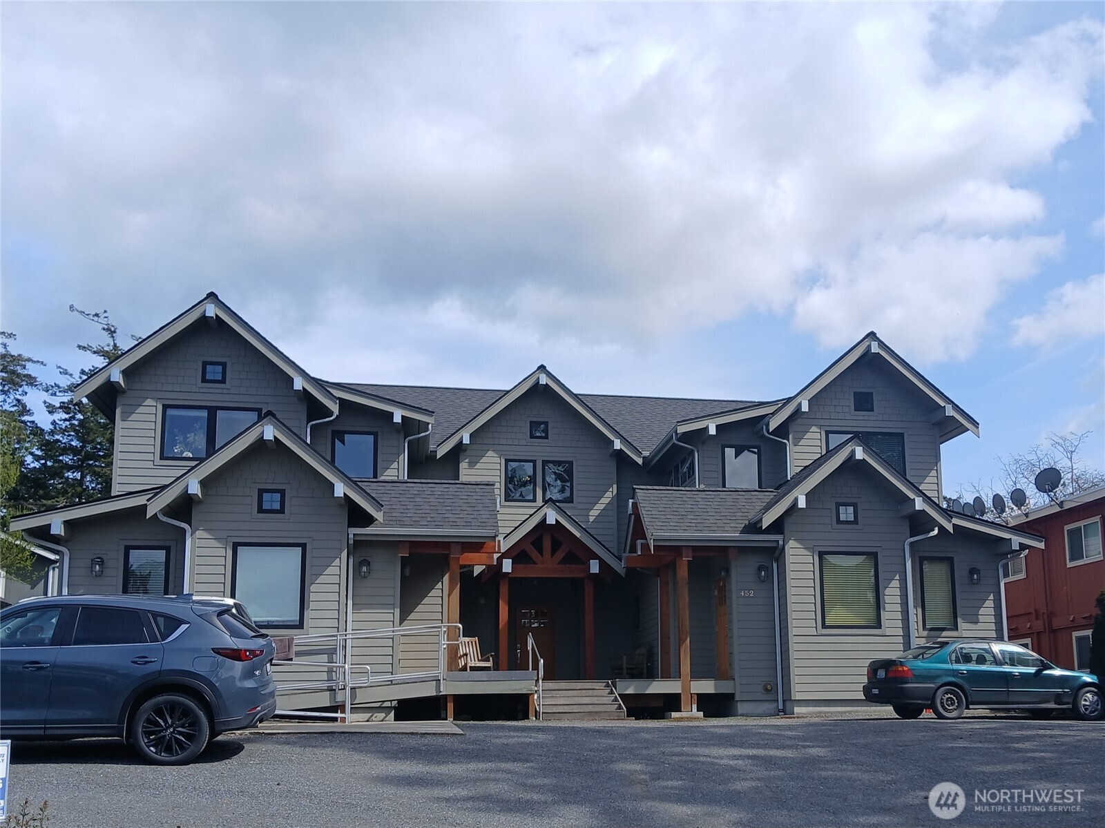452 Pine Street Property Photo 1