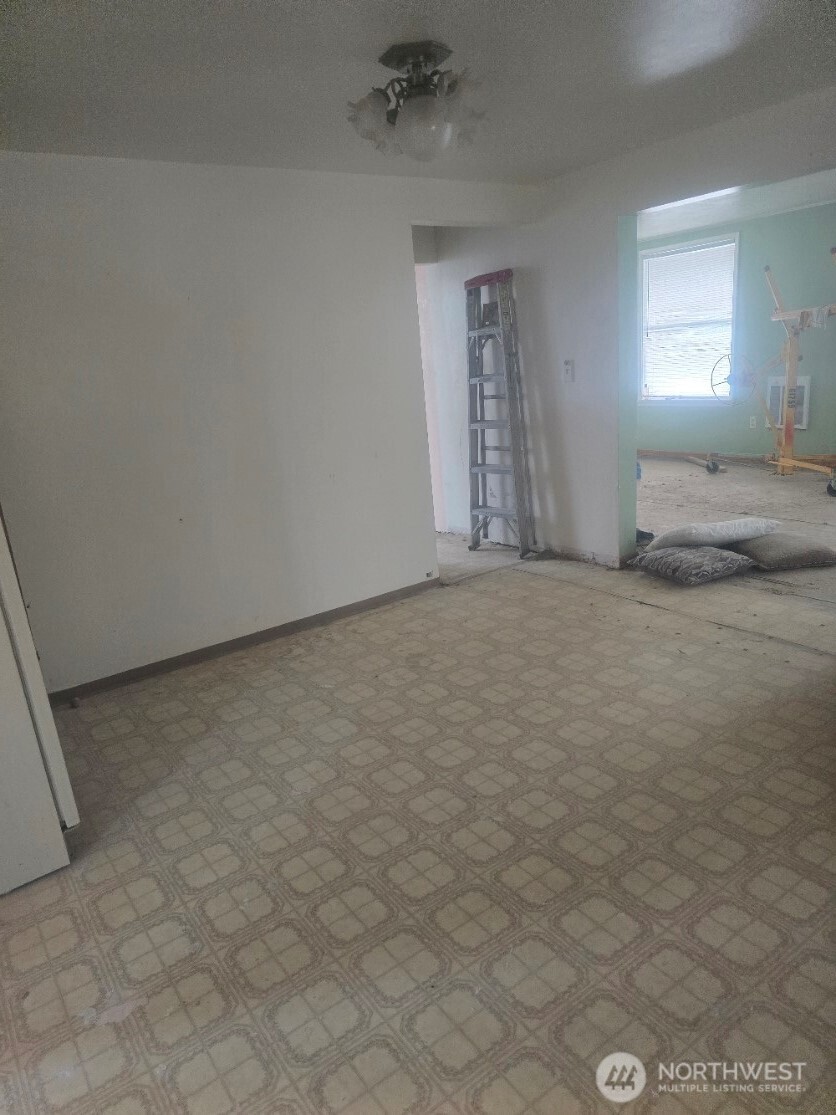 307 E 3rd Avenue Property Photo 6