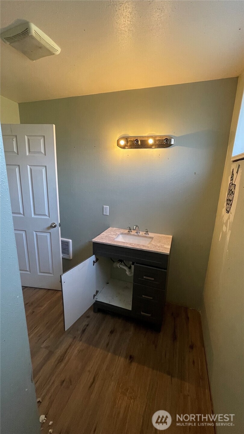 506 W Huntley Street Property Photo 17
