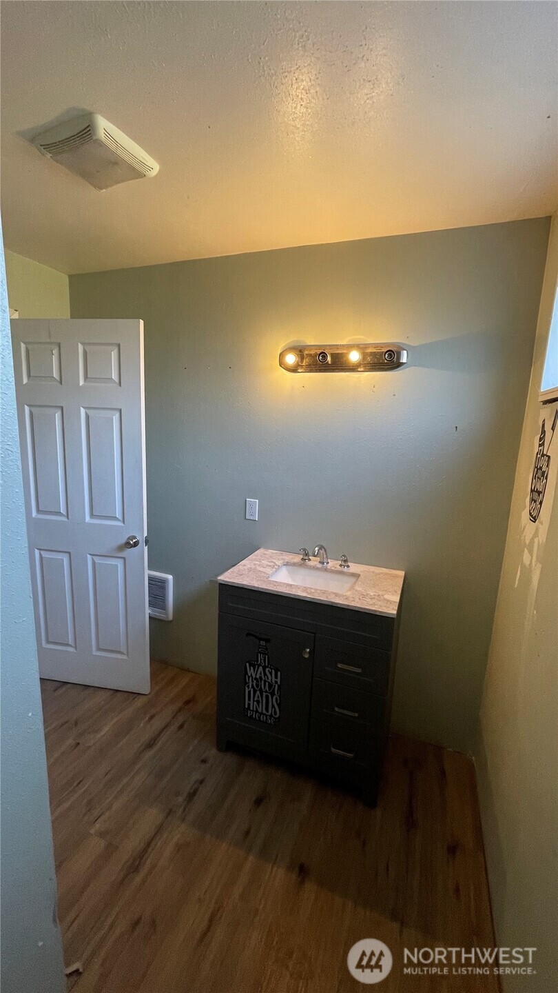 506 W Huntley Street Property Photo 18