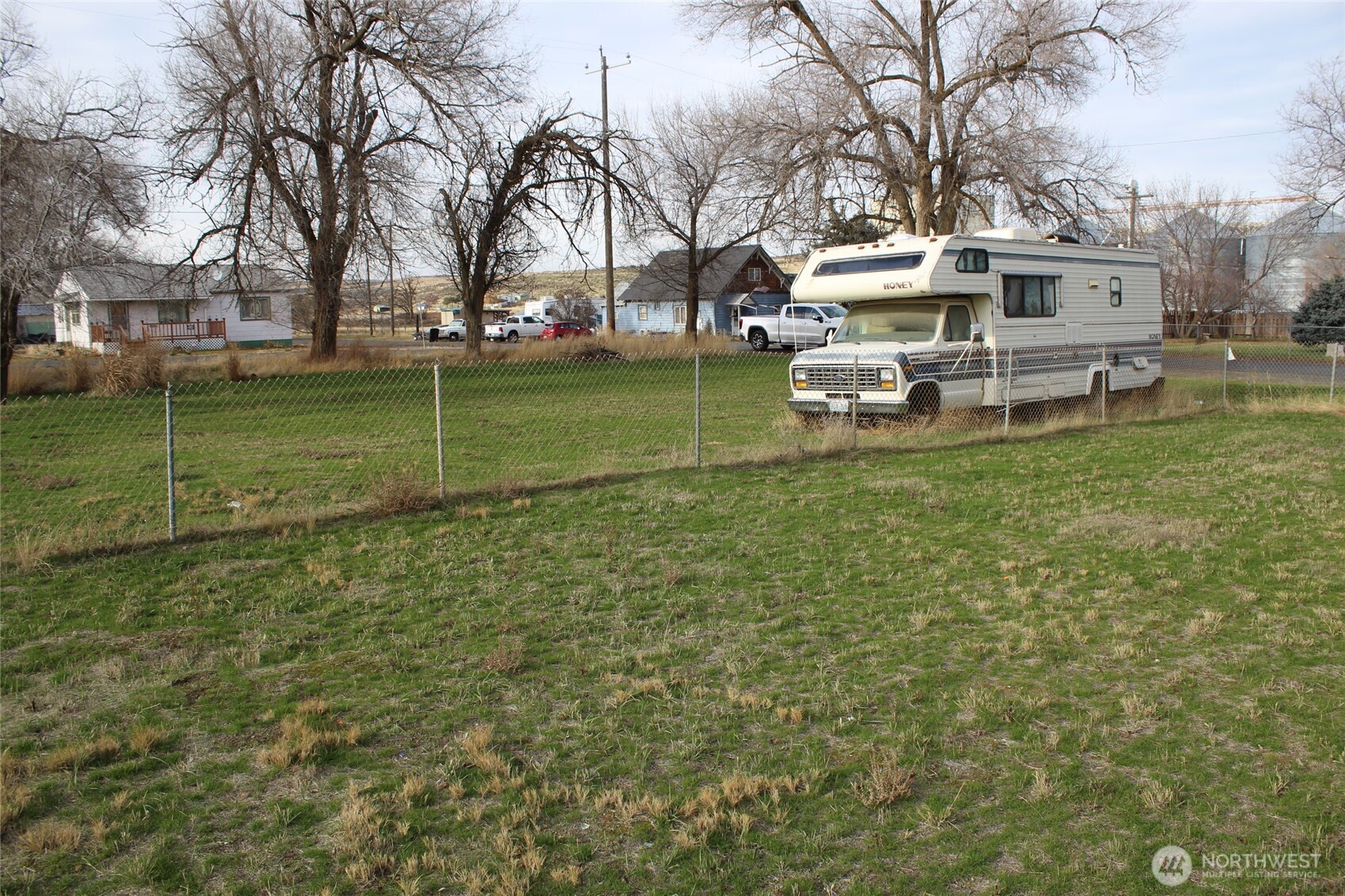 313 E Main Property Photo 5