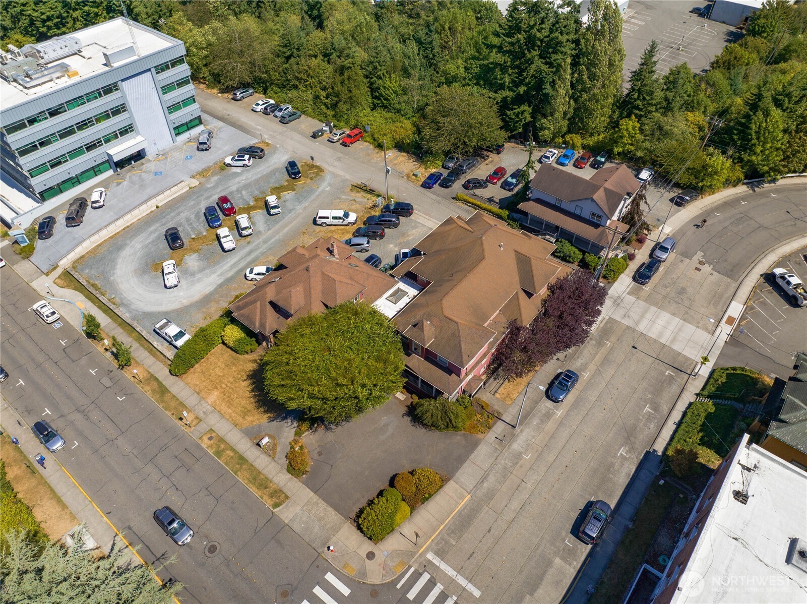 300 N Commercial Street Property Photo 4