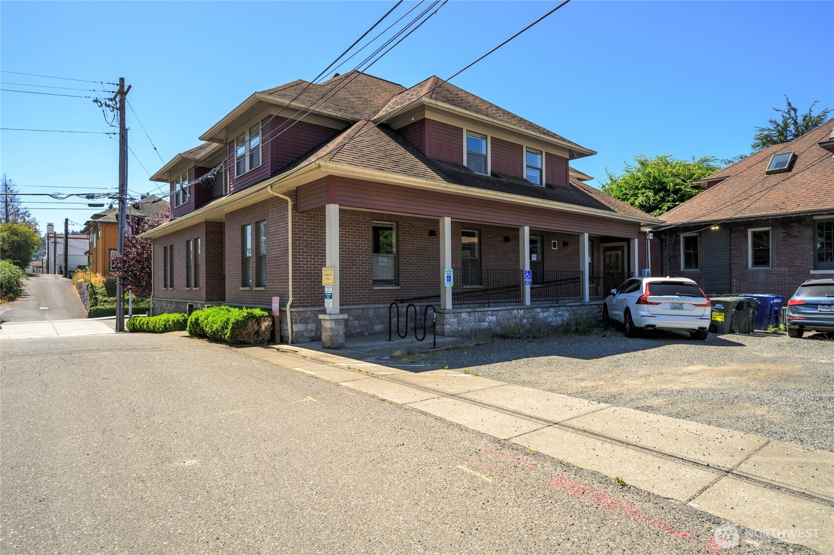 300 N Commercial Street Property Photo 6