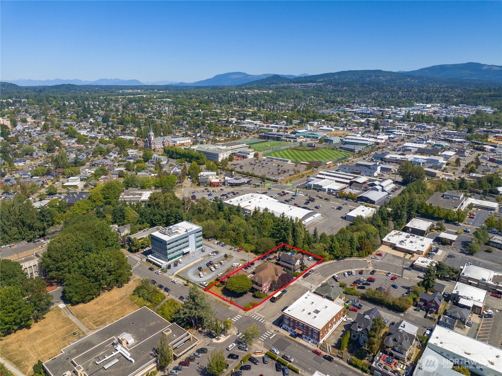300 N Commercial Street Property Photo 8