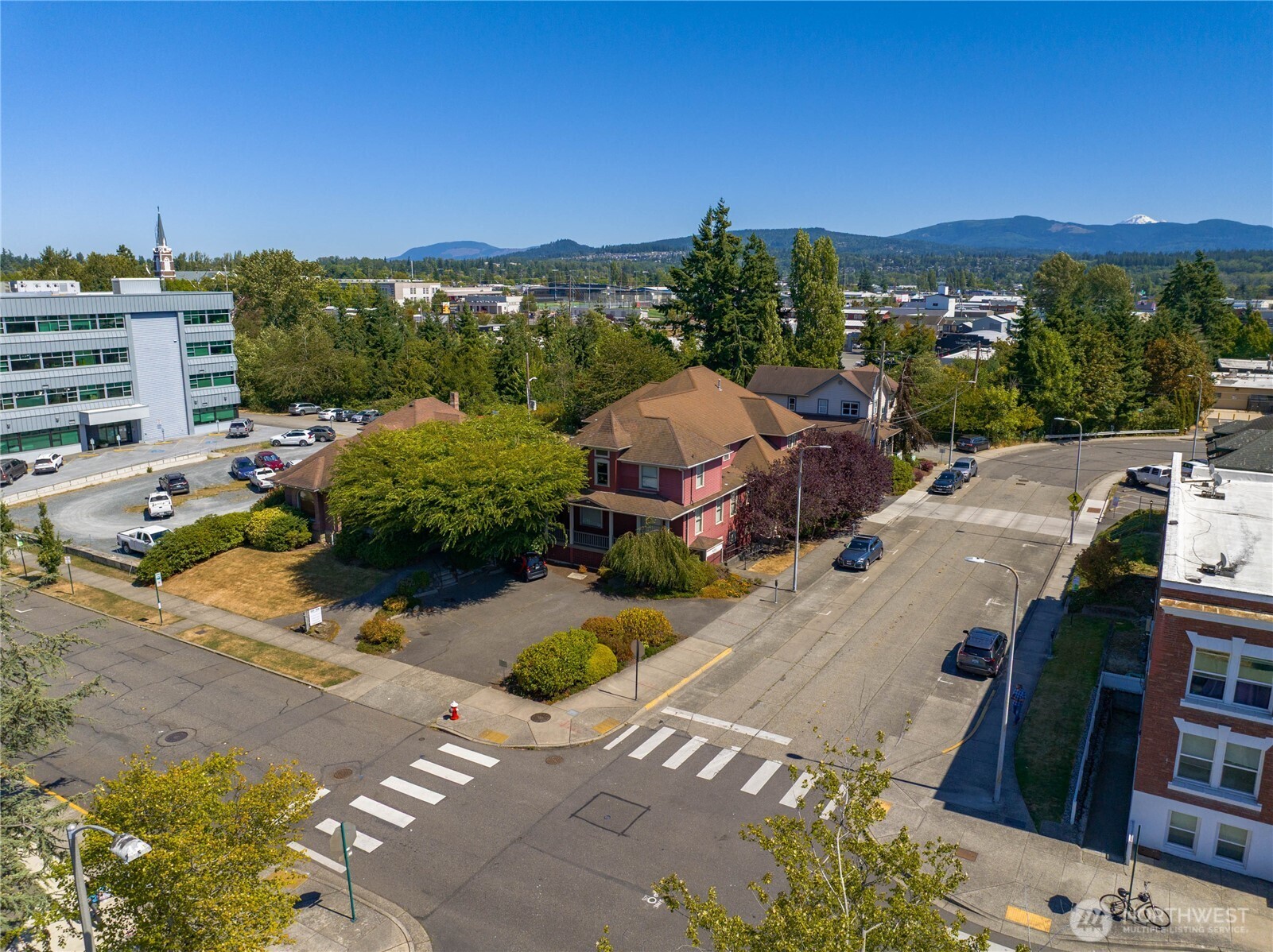 300 N Commercial Street Property Photo 9