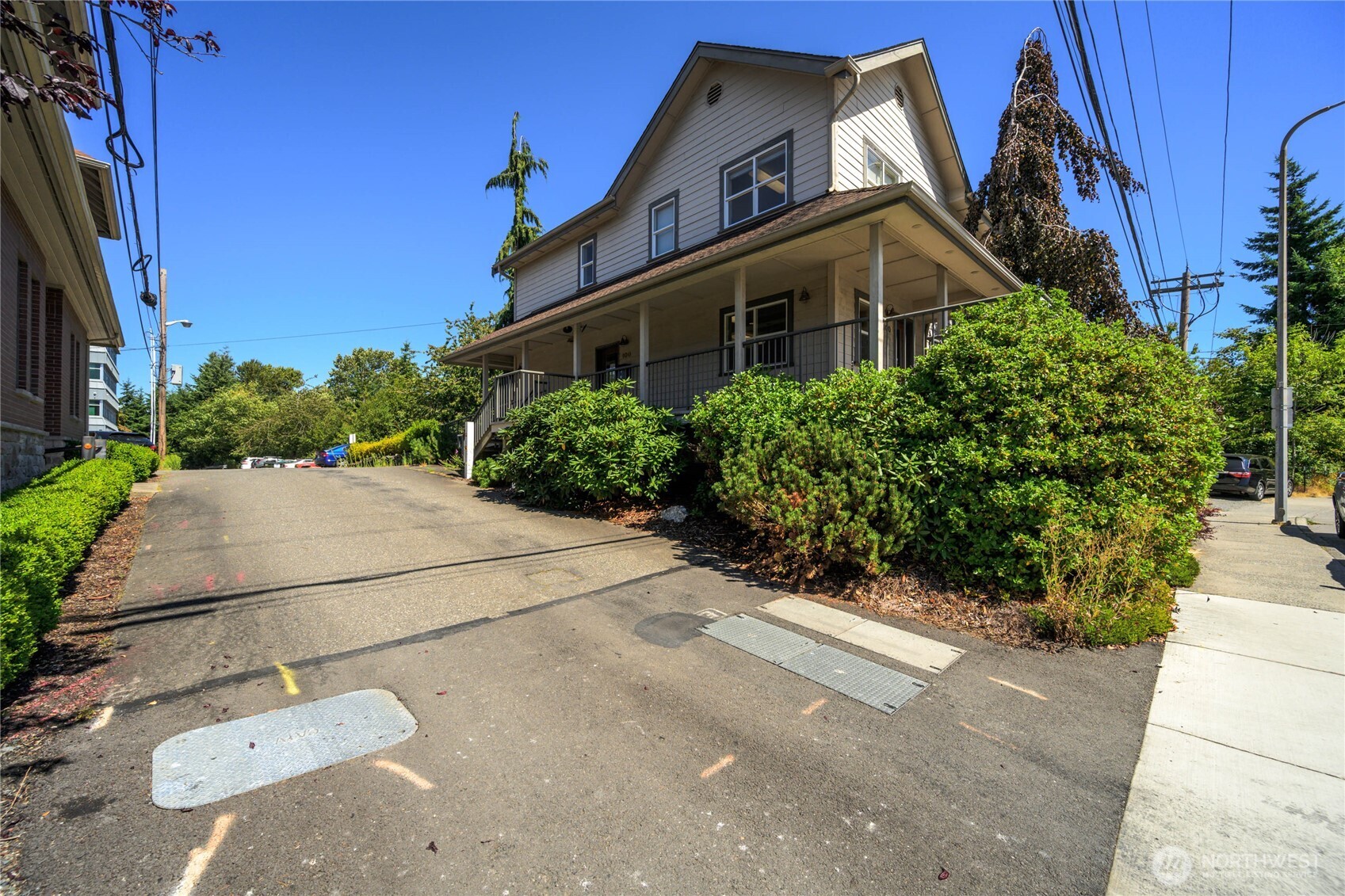 300 N Commercial Street Property Photo 10