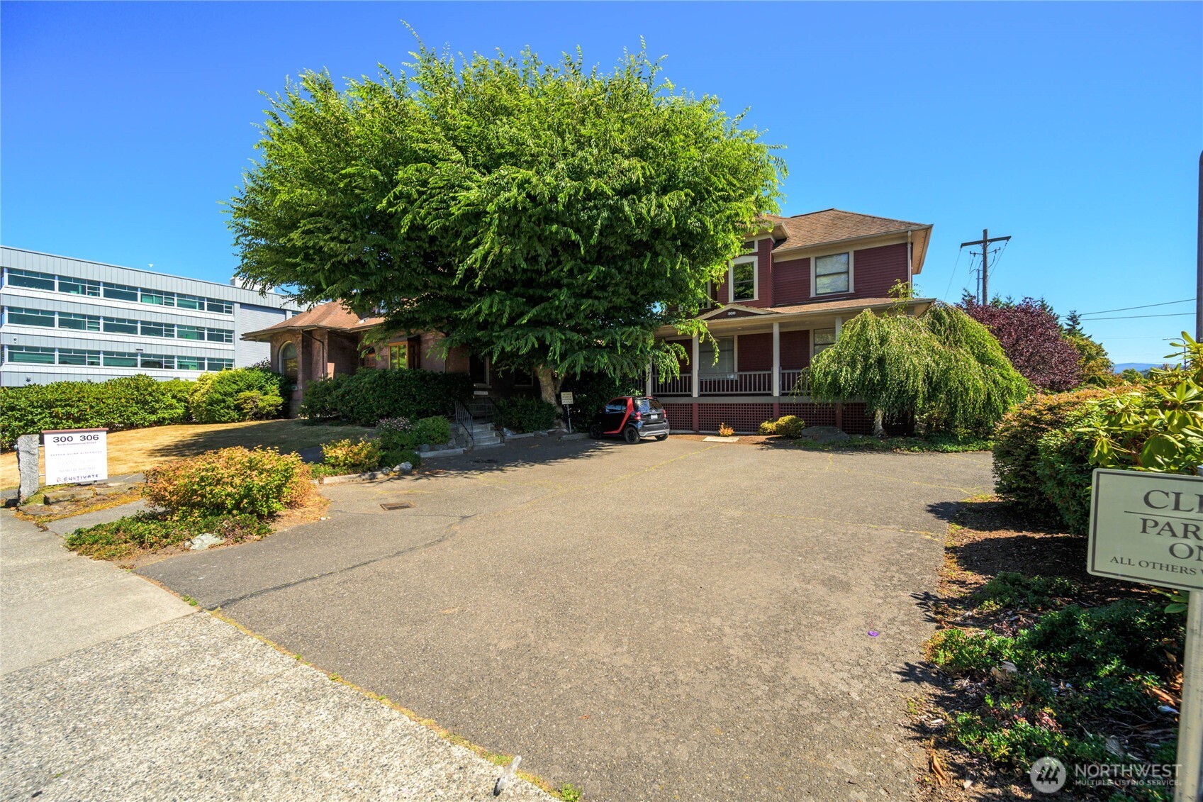 300 N Commercial Street Property Photo 11