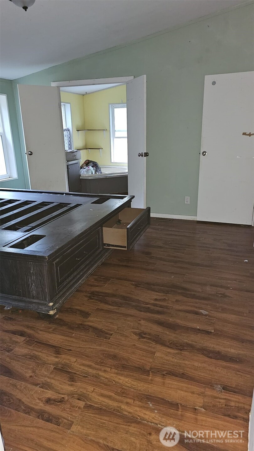 1104 E Alderwood Road Property Photo 5