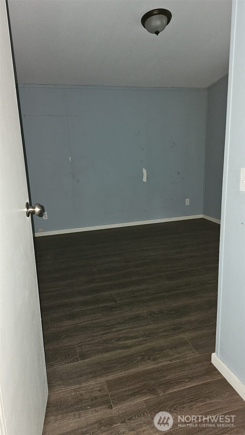 1104 E Alderwood Road Property Photo 9