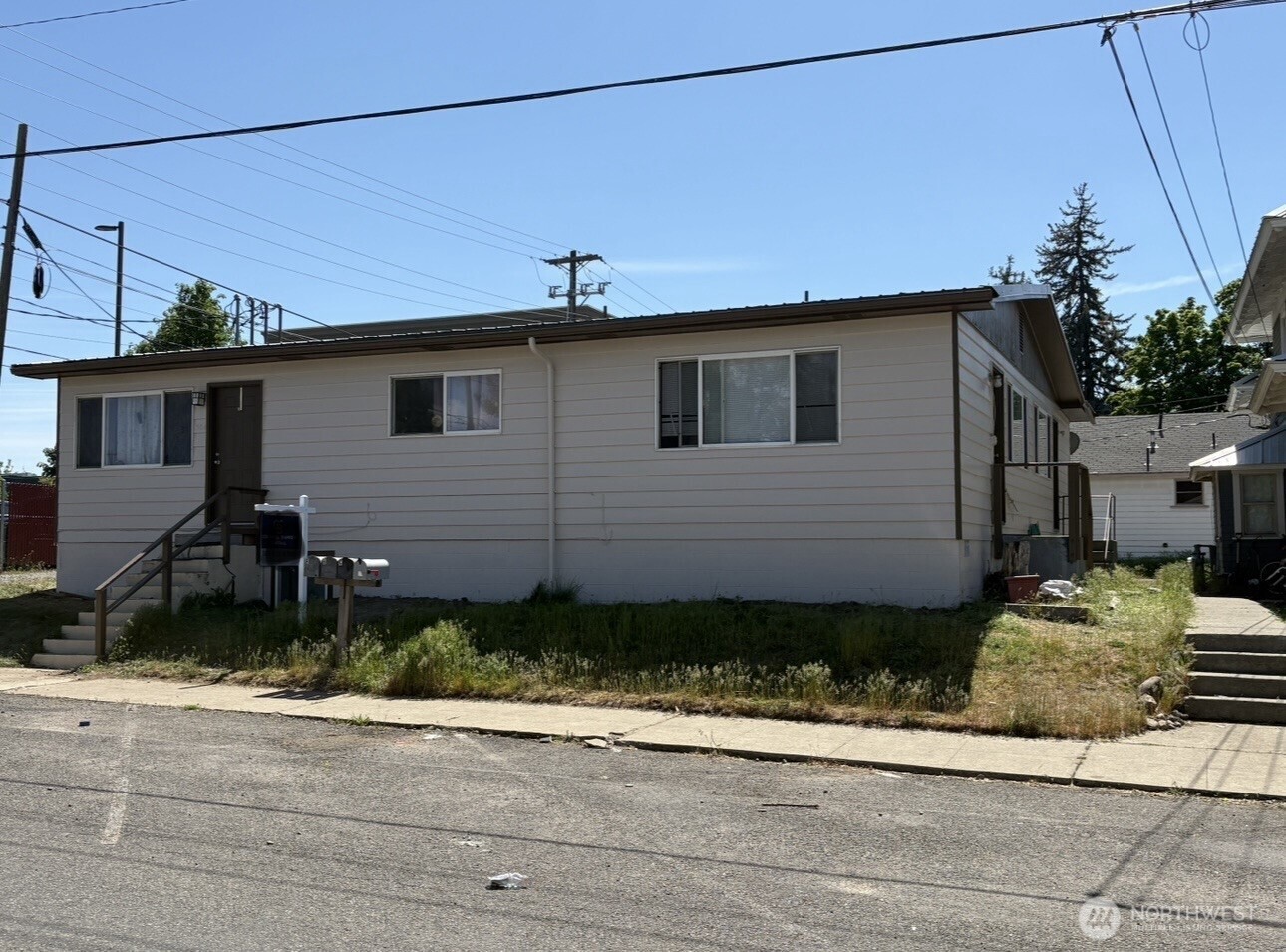 304 W 6th Property Photo 2