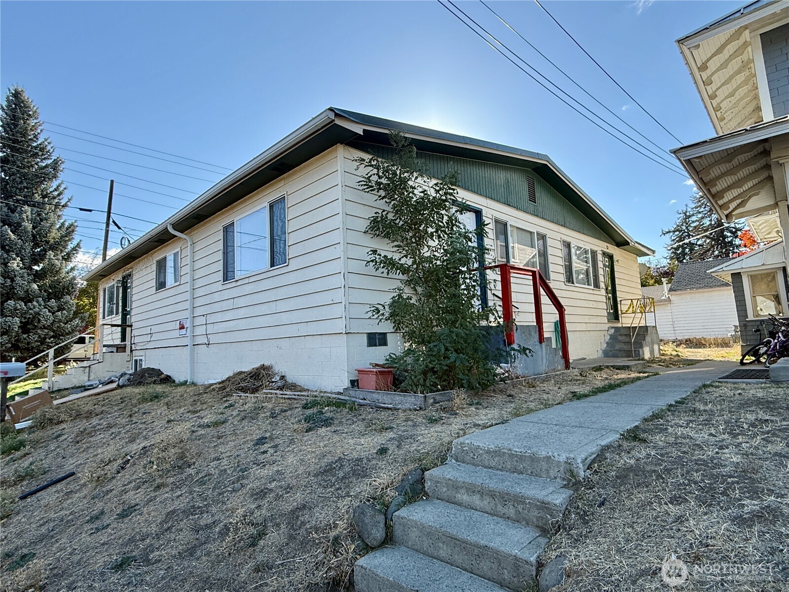 304 W 6th Property Photo 3