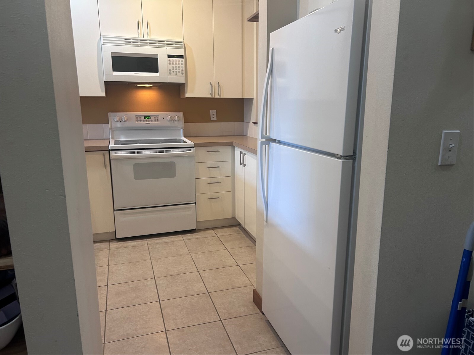 910 Gladstone Street 205 Property Photo 7
