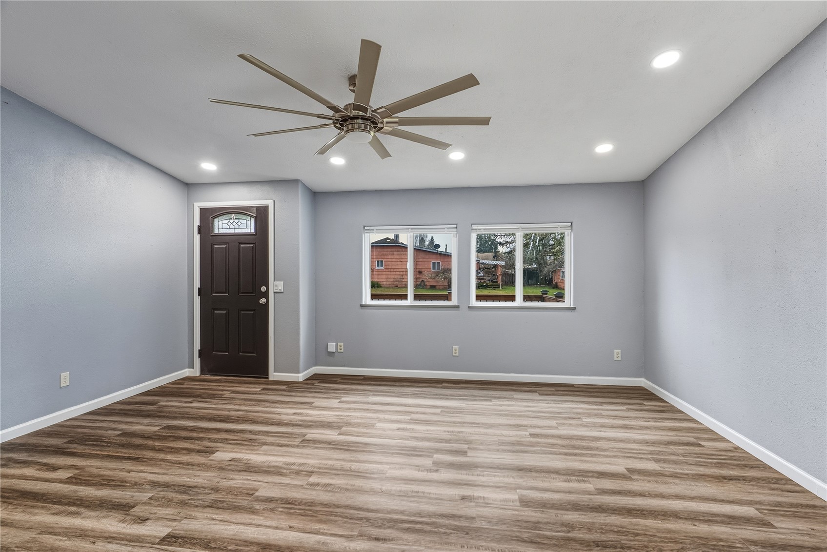 114 6th St W Property Photo 5