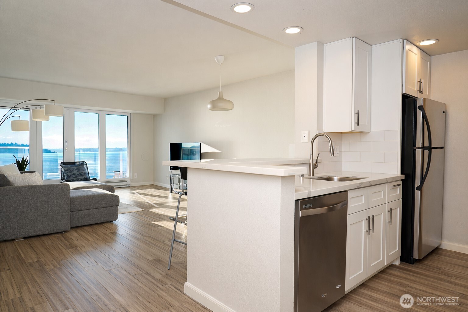 121 Vine Street 1702 Property Photo 3