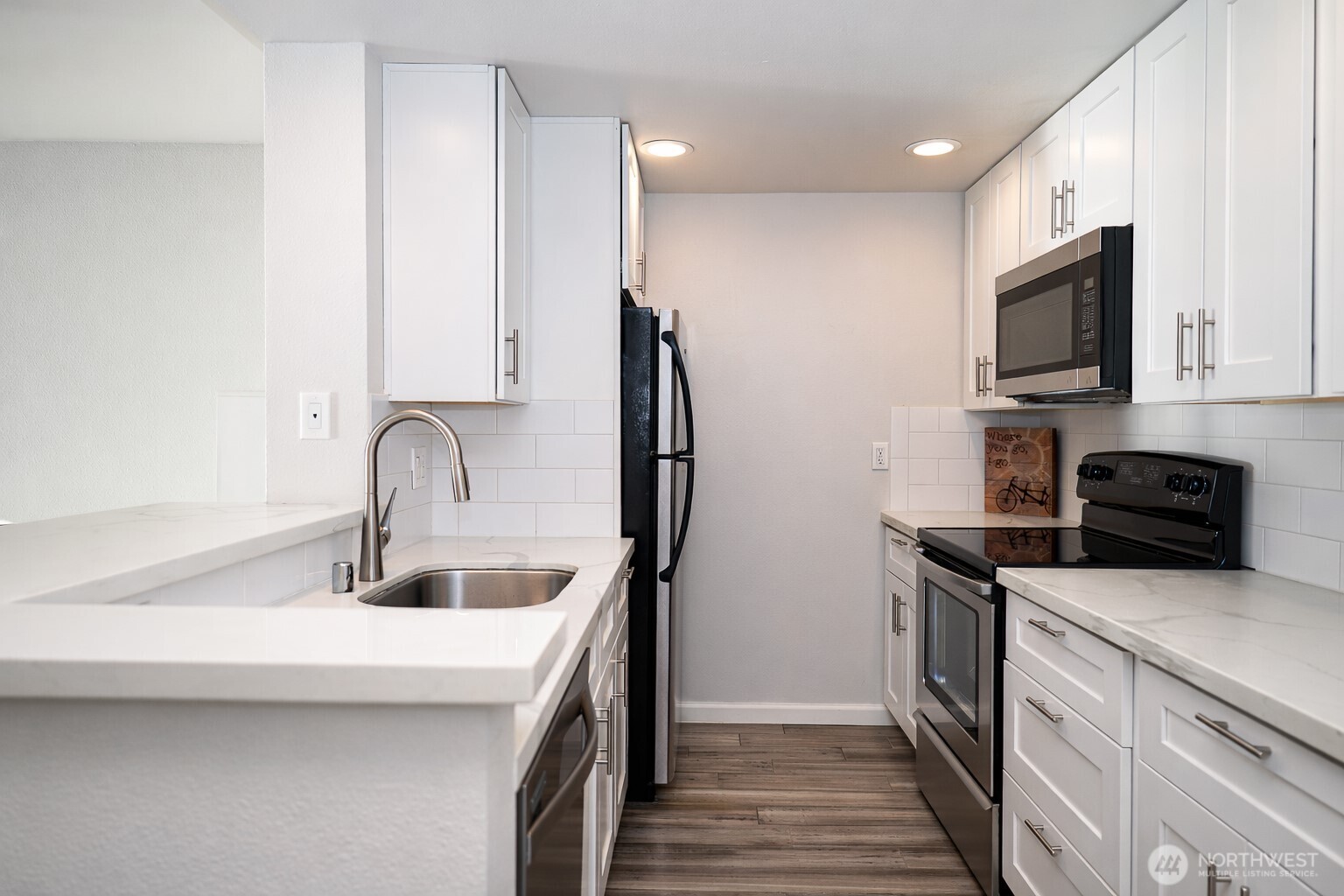 121 Vine Street 1702 Property Photo 4