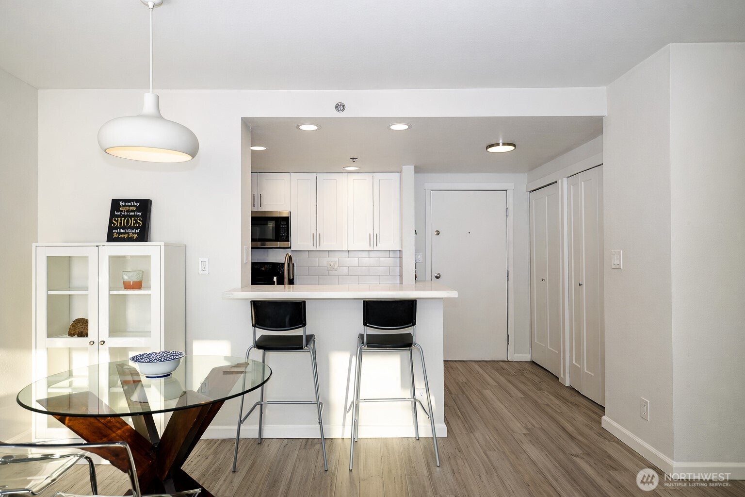 121 Vine Street 1702 Property Photo 7