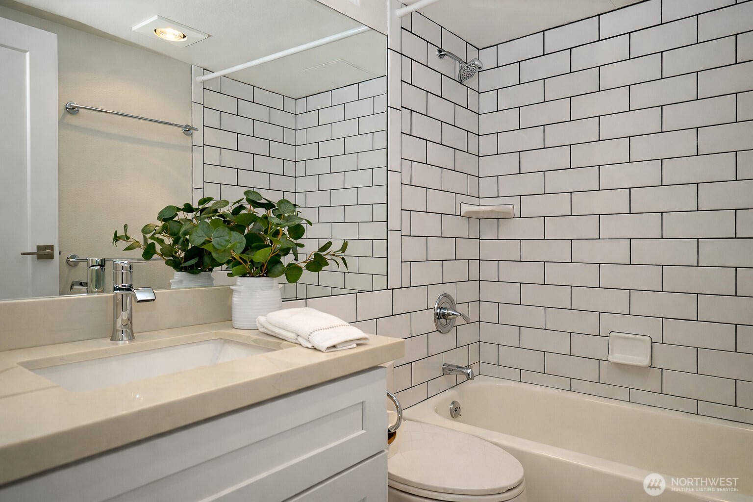 121 Vine Street 1702 Property Photo 17