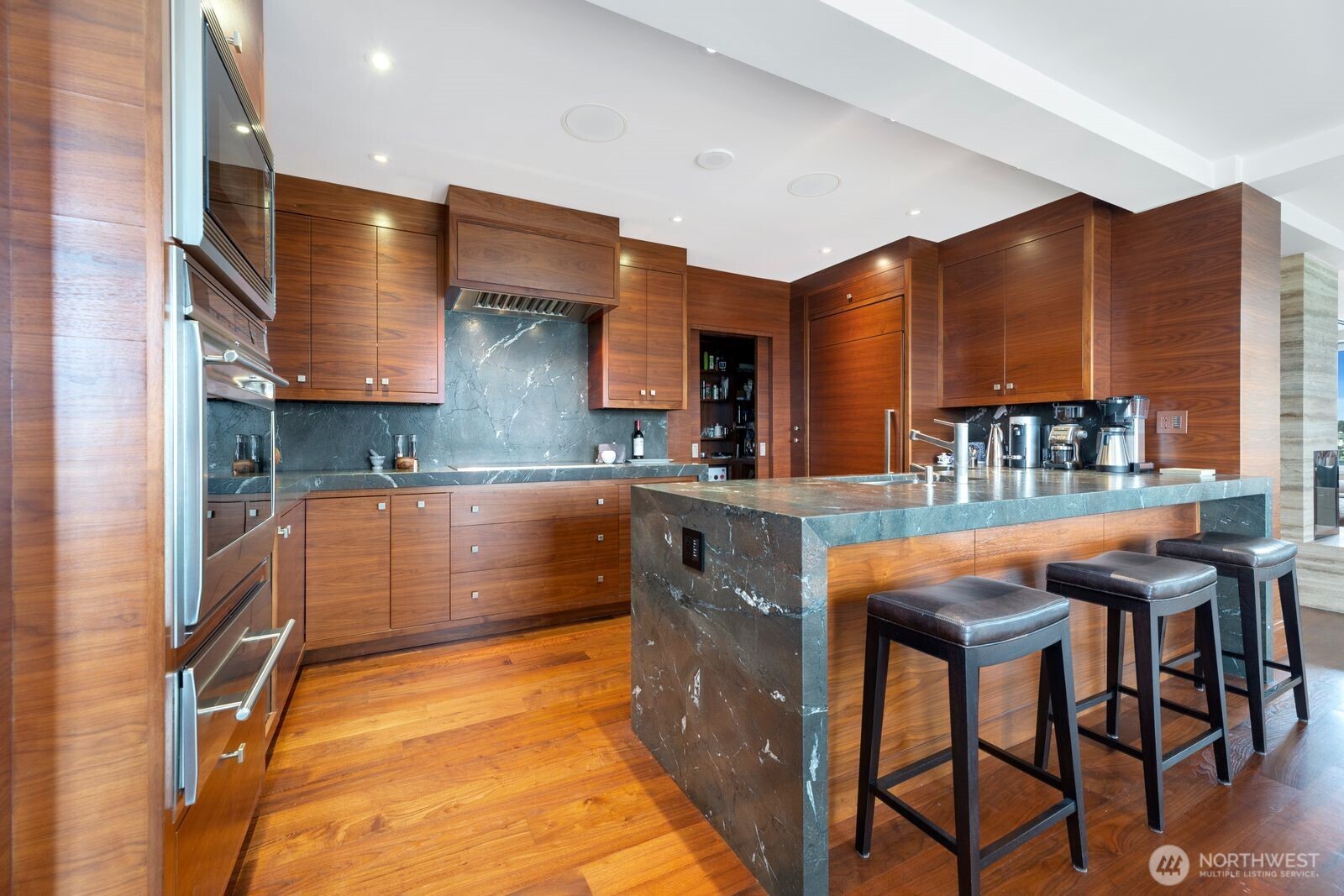 1300 University Street 11a Property Photo 11