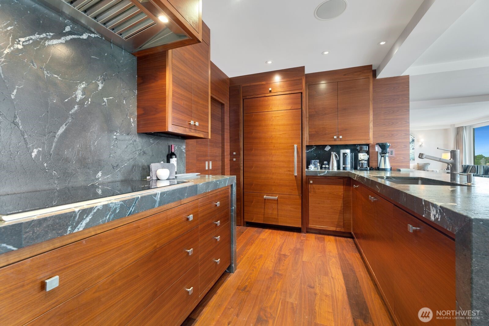 1300 University Street 11a Property Photo 13