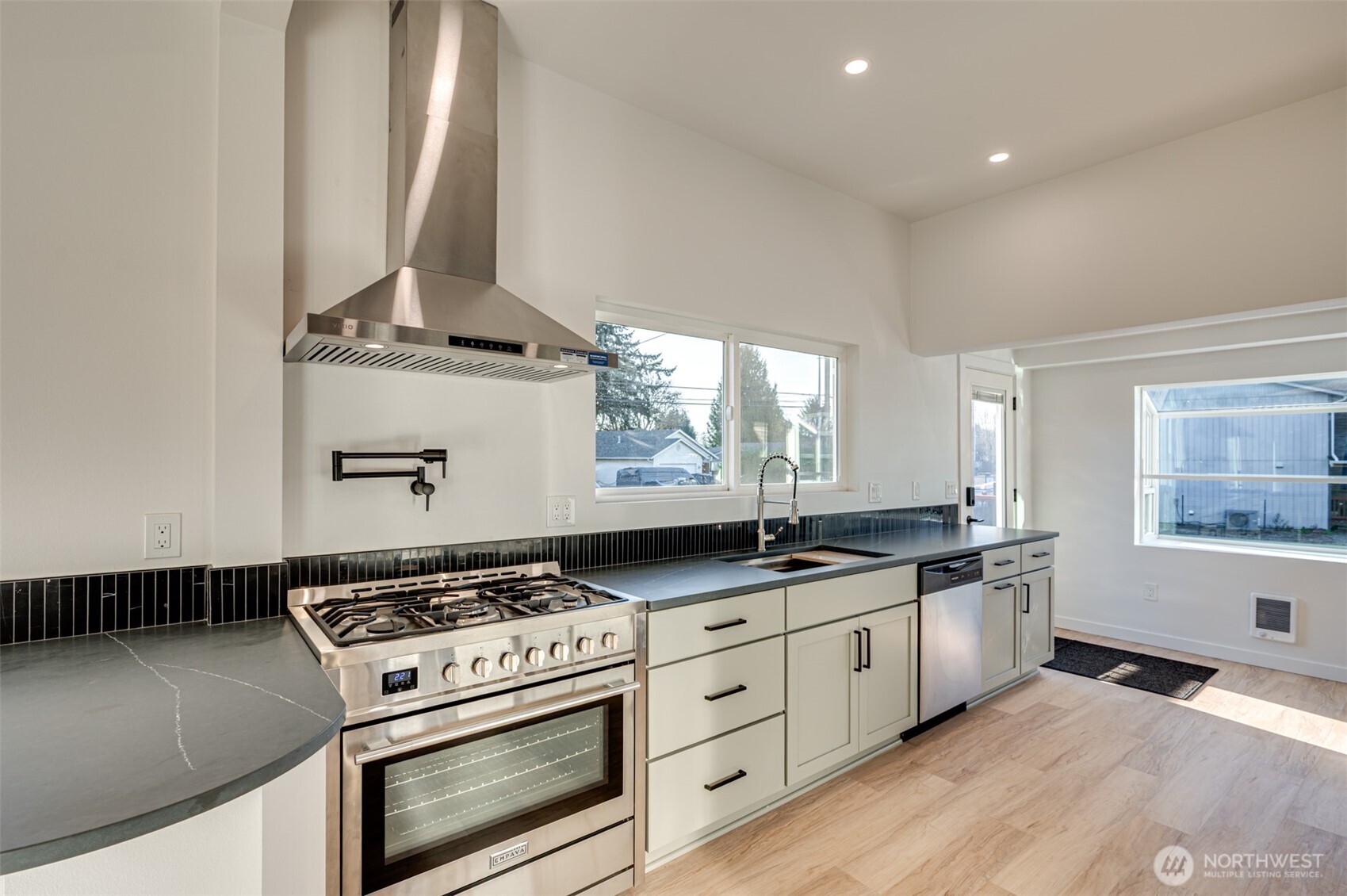 1107 Park Street Property Photo 4