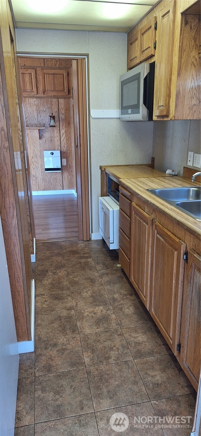 2400 Donovan Avenue 16 Property Photo 10