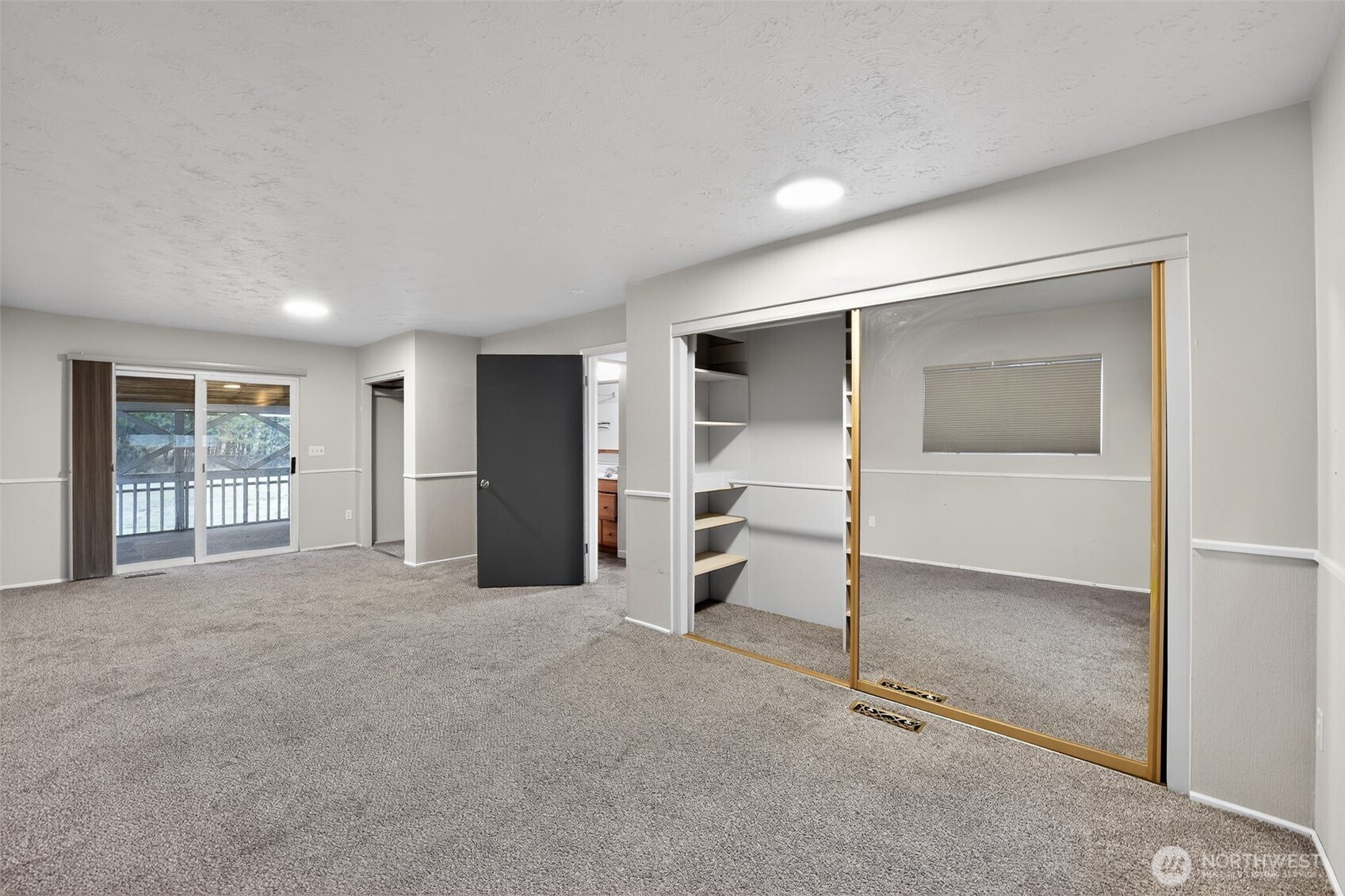 38821 N Newport Highway Property Photo 14