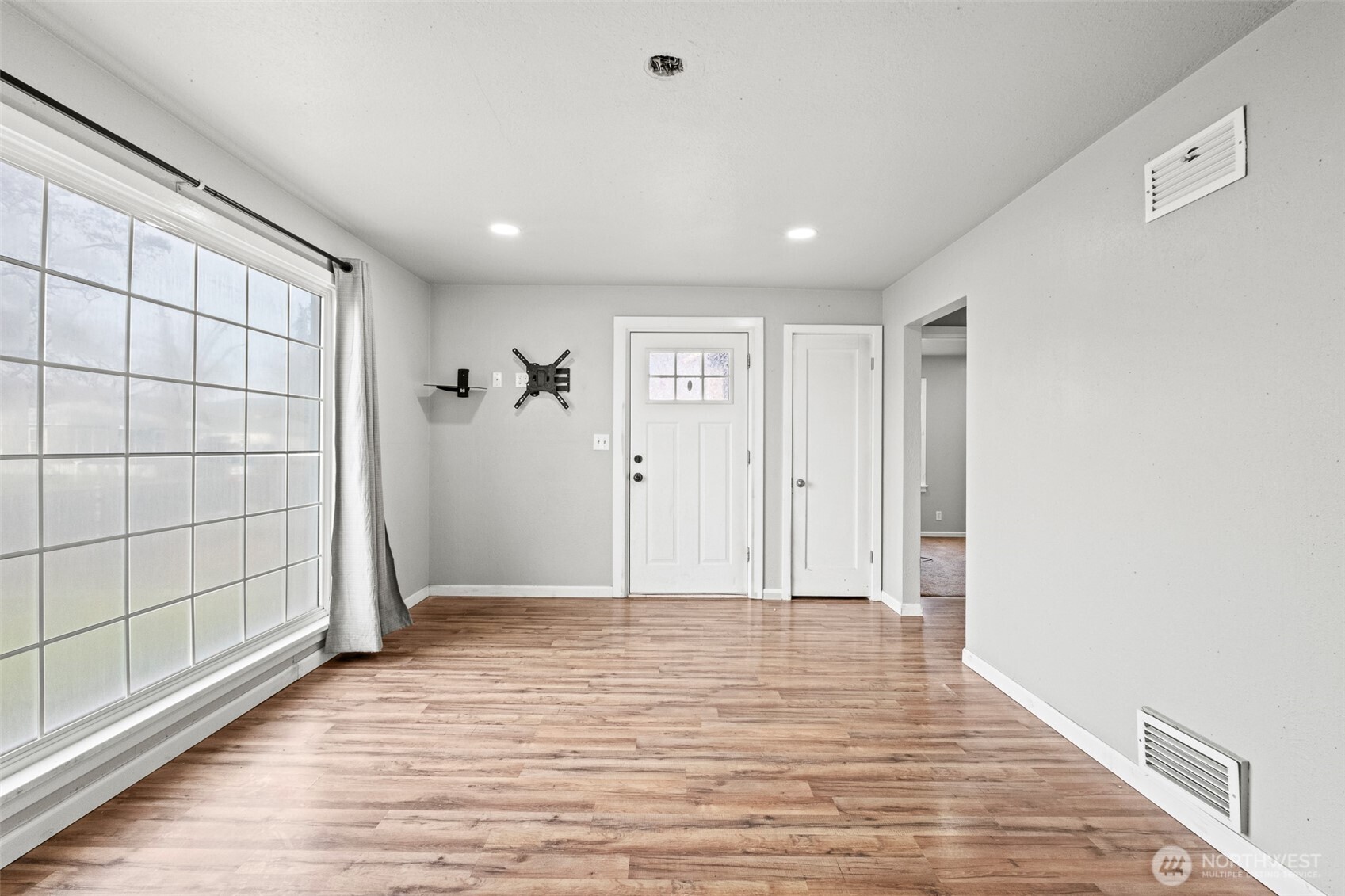 112 E Street Property Photo 3