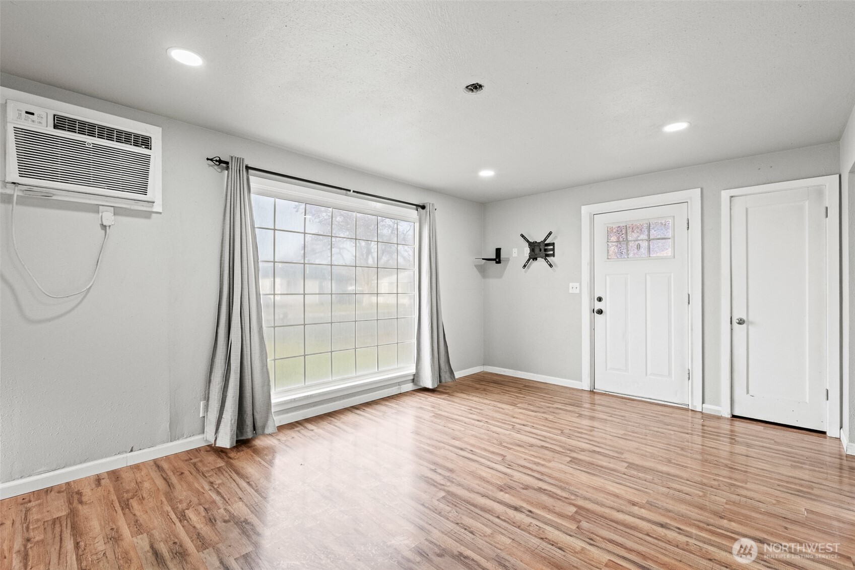 112 E Street Property Photo 4