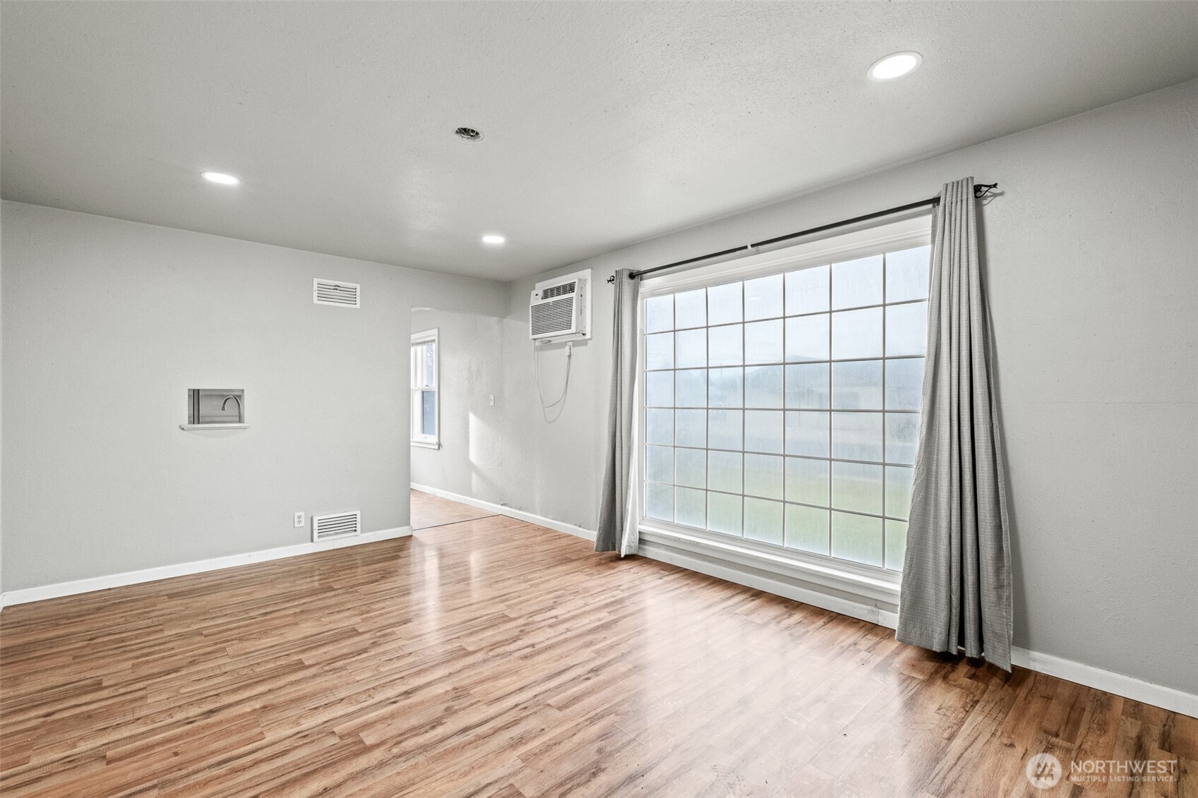 112 E Street Property Photo 5