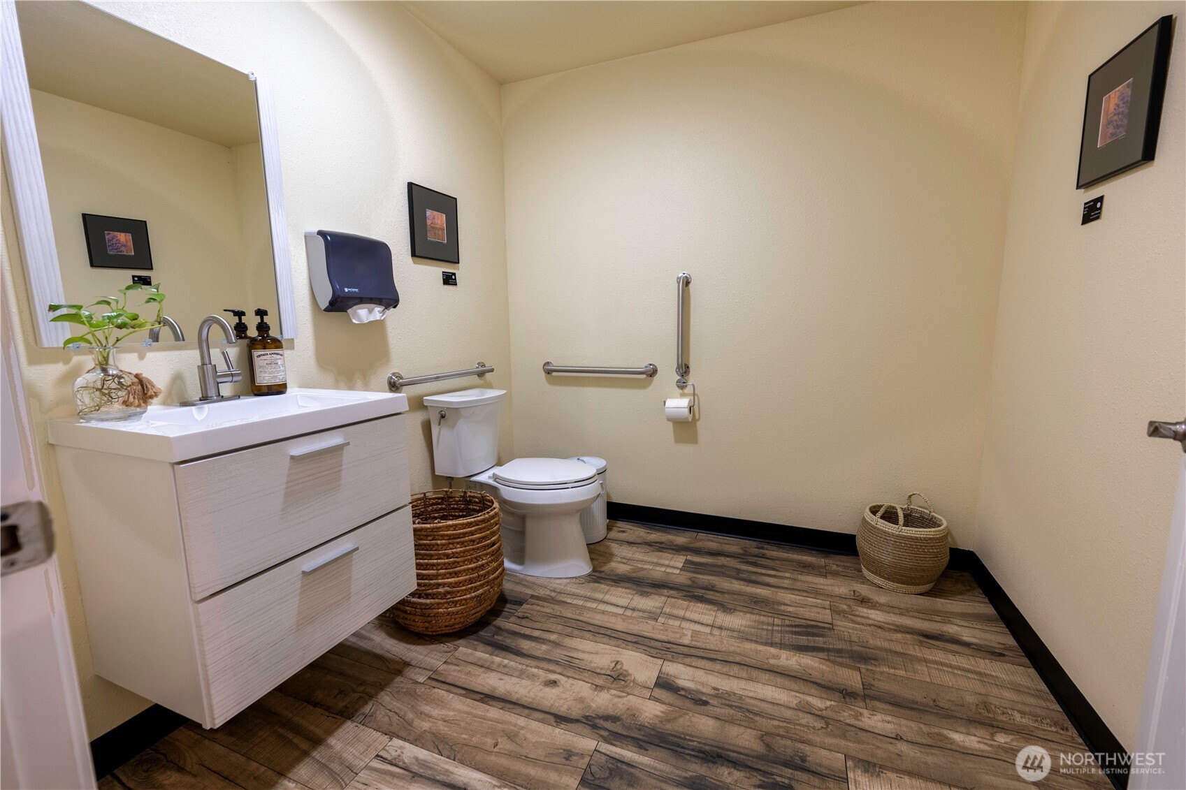 2468450 Property Photo 19