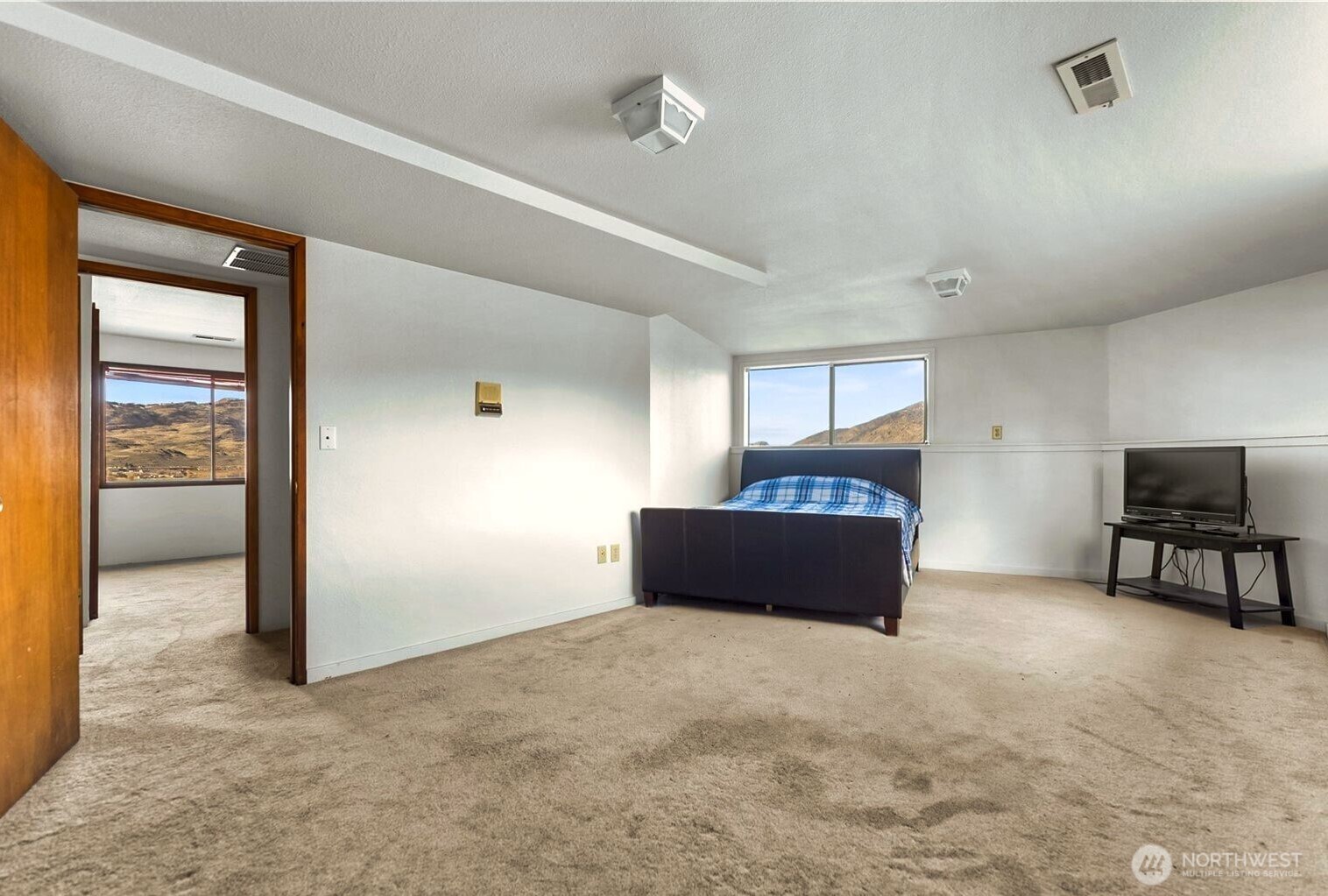 323 A Eastlake Road Property Photo 27
