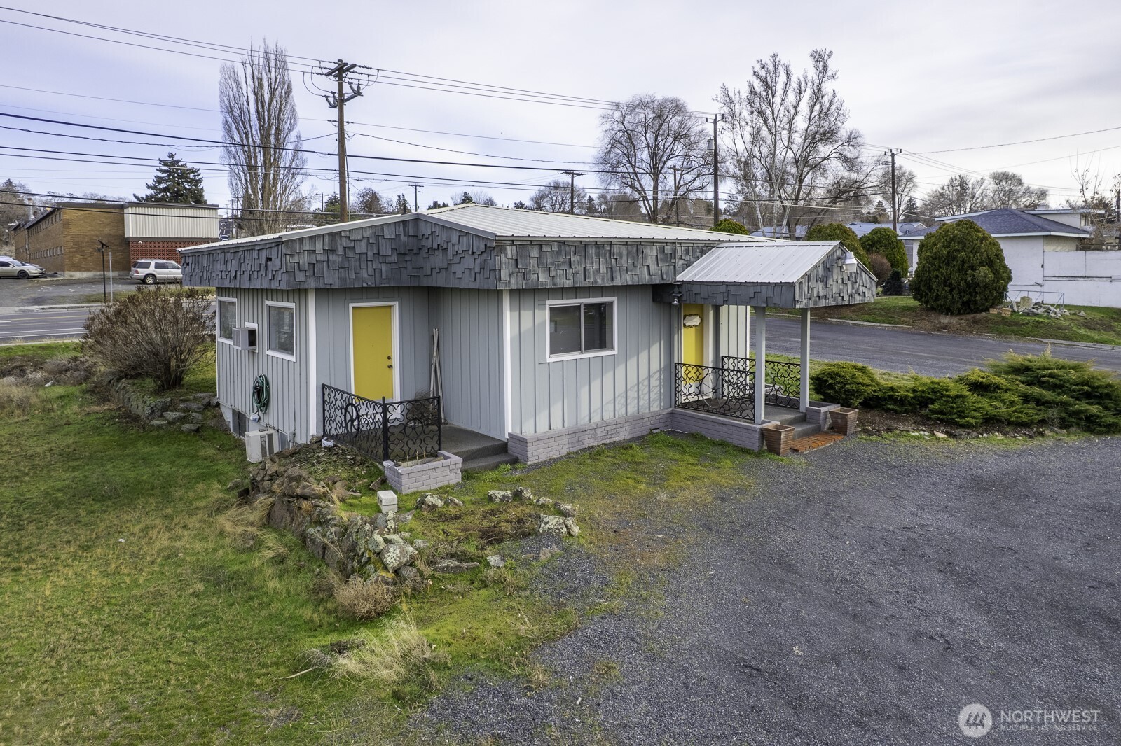 956 S Division Property Photo 4