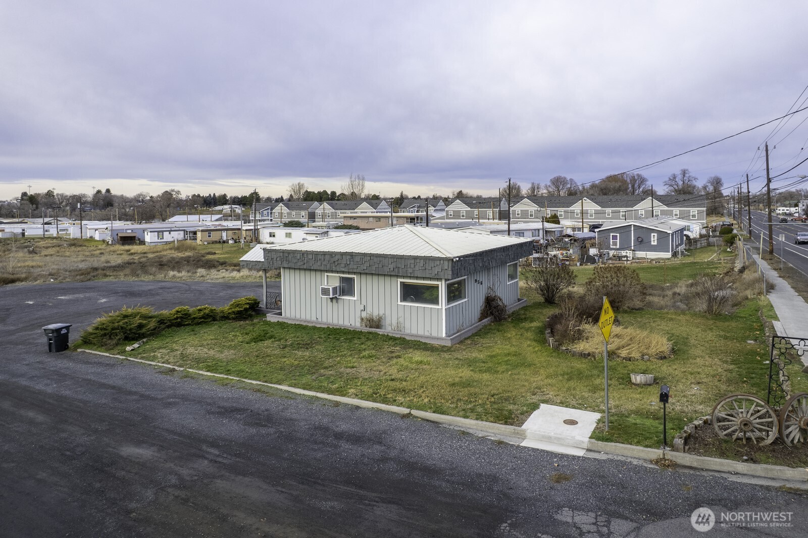 956 S Division Property Photo 30