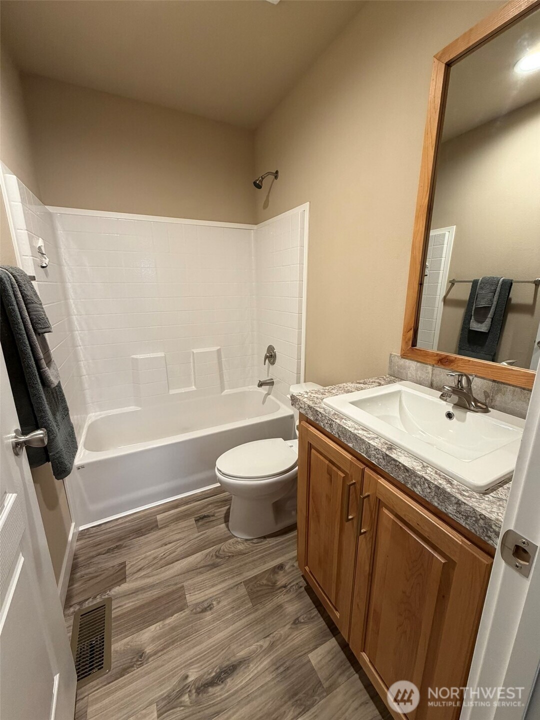 2010 Broadway Avenue 20 Property Photo 22