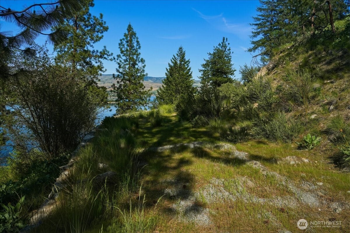 7365 Ridgeview Drive Property Photo 4