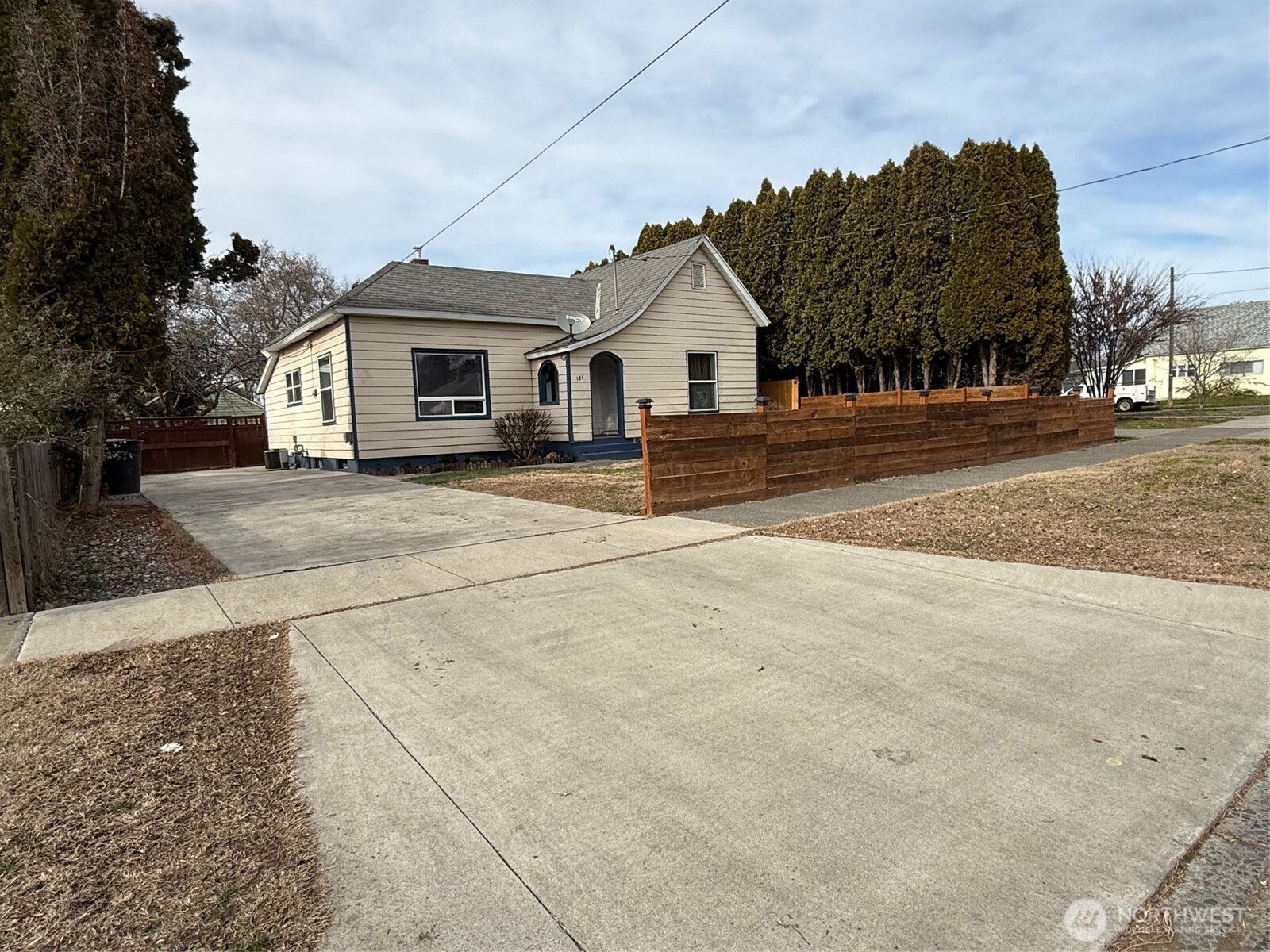 321 E Oak Street Property Photo 1