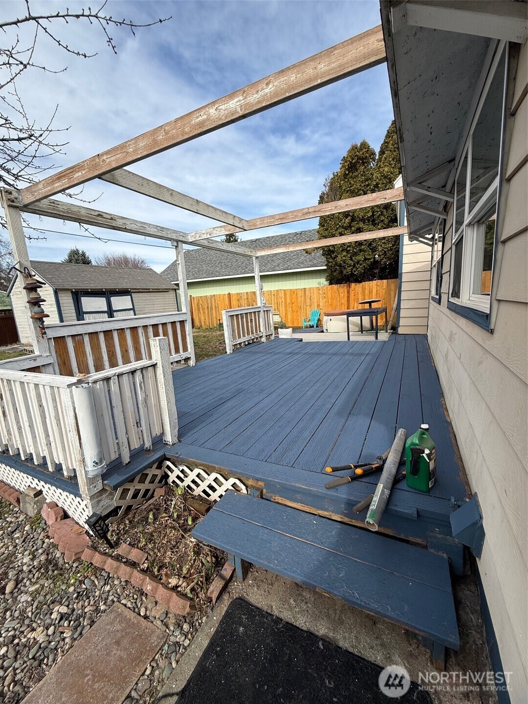 321 E Oak Street Property Photo 4