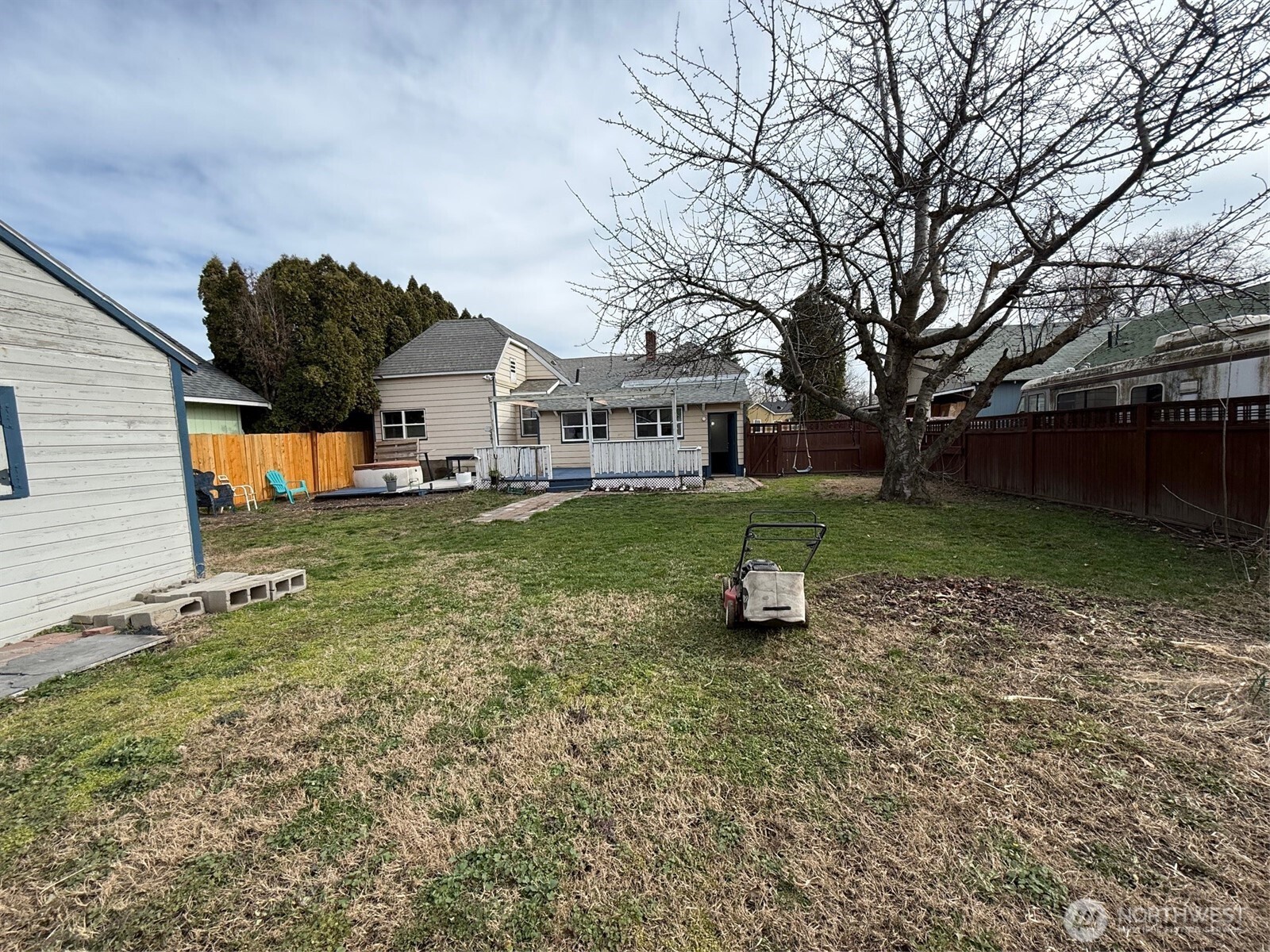321 E Oak Street Property Photo 6