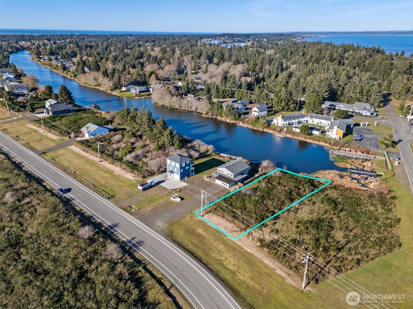 1048 Point Brown Avenue Property Photo 4